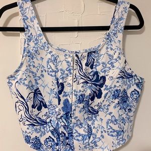 Floral blue and white top🌿